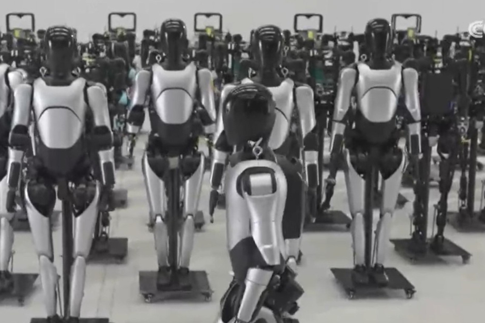 央视报道！揭秘人生就是博机器人量产超级工厂